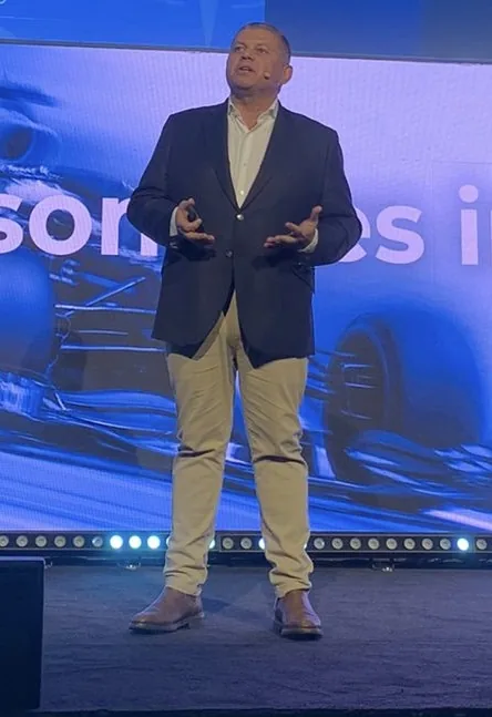 Stéphane Grenon sur scène lors d'une keynote