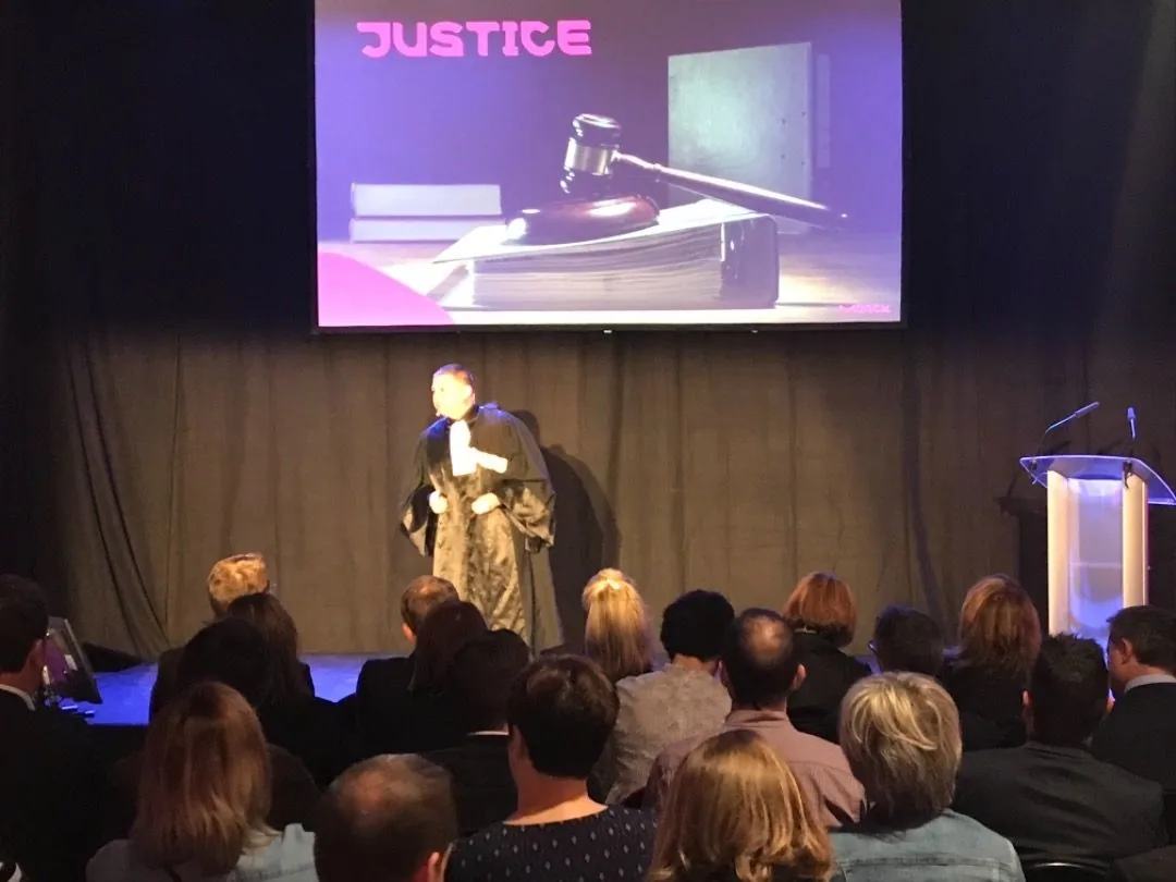 Mise en scène conférence justice et leadership