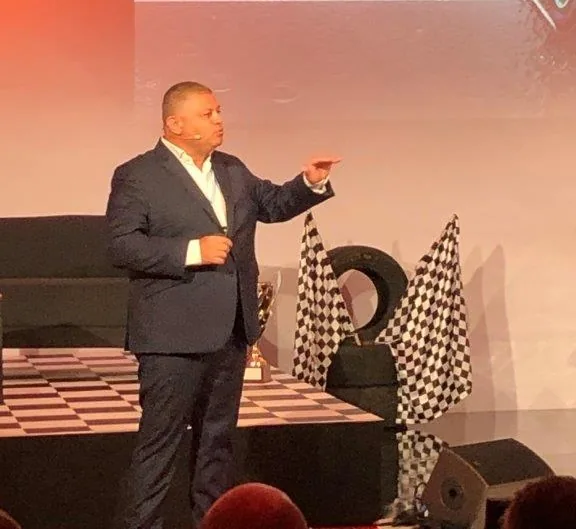 Intervention scénique avec décor sport automobile